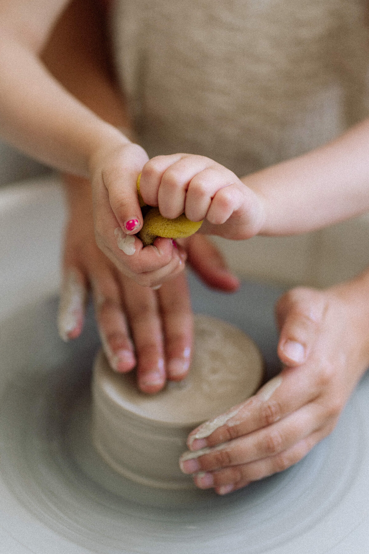 Lifestyle gezinsfotografie tijdens een Homes to Remember-shoot - uitknijpen 