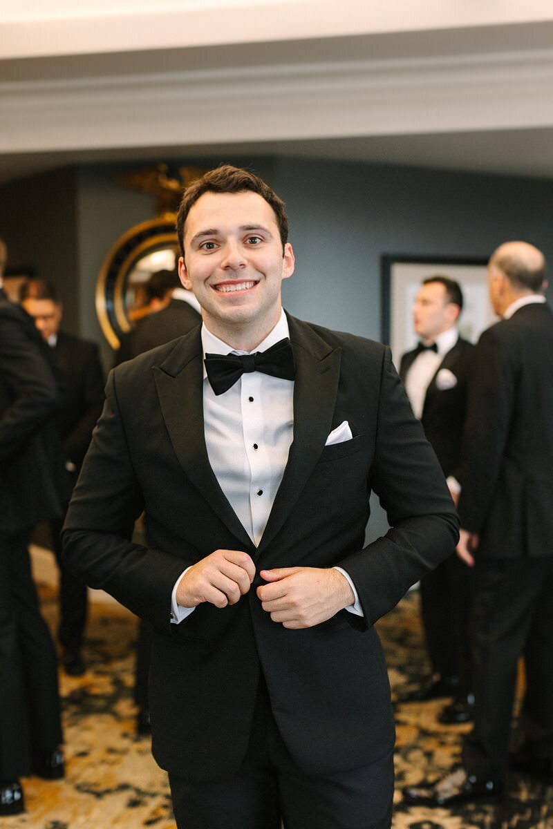 groom-buttoning-suit-jacket-evansville-country-club14