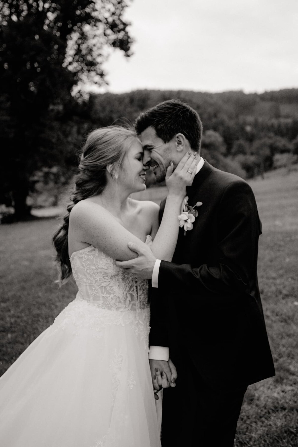Berenice-et-Remy-mariage-couple-exterieur-foret7
