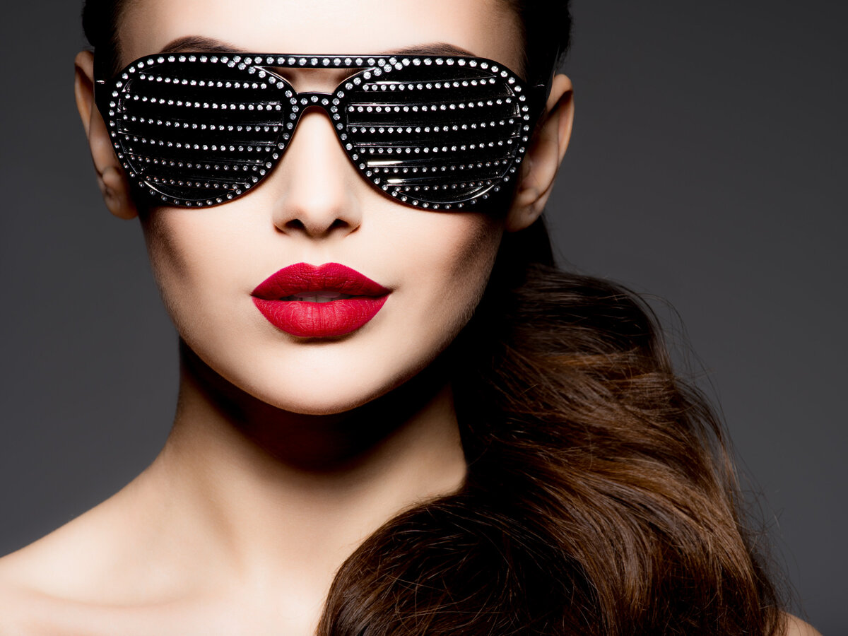 fashion-portrait-of-woman-wearing-black-sunglasses-L3W4EUD