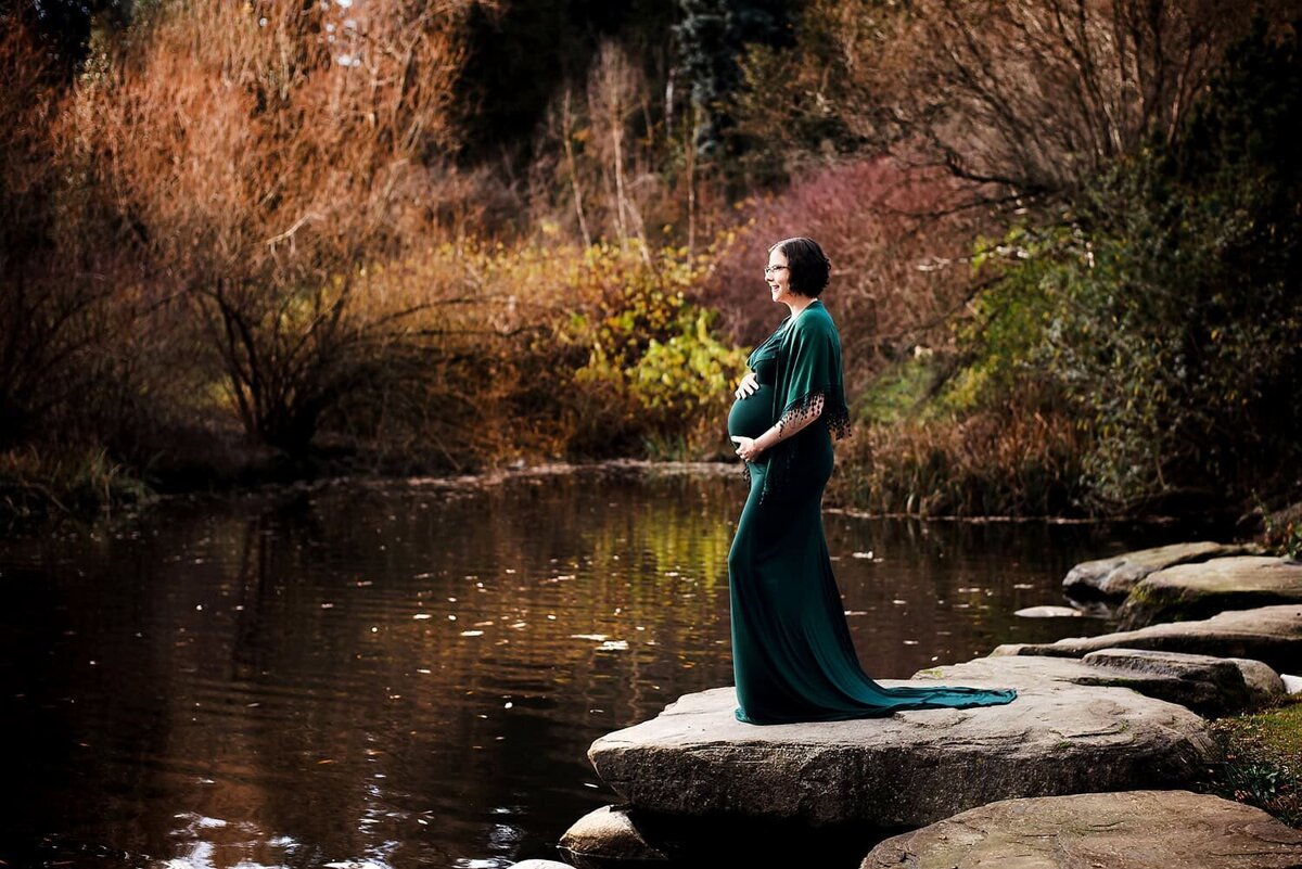 outdoor-maternity-photography_vancouver-fraser-valley_queen-elizabeth-park-pond-green-dress