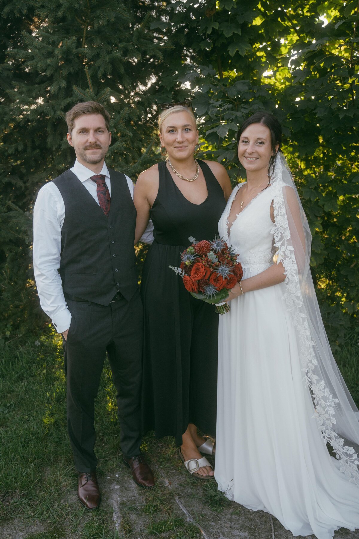 Brautpaar mit Hochzeitsplanerin