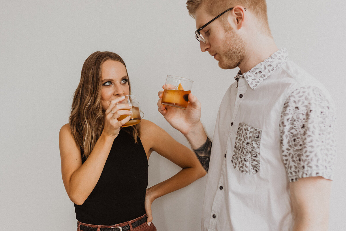 Couples-photoshoot-mixing-drinks-together32