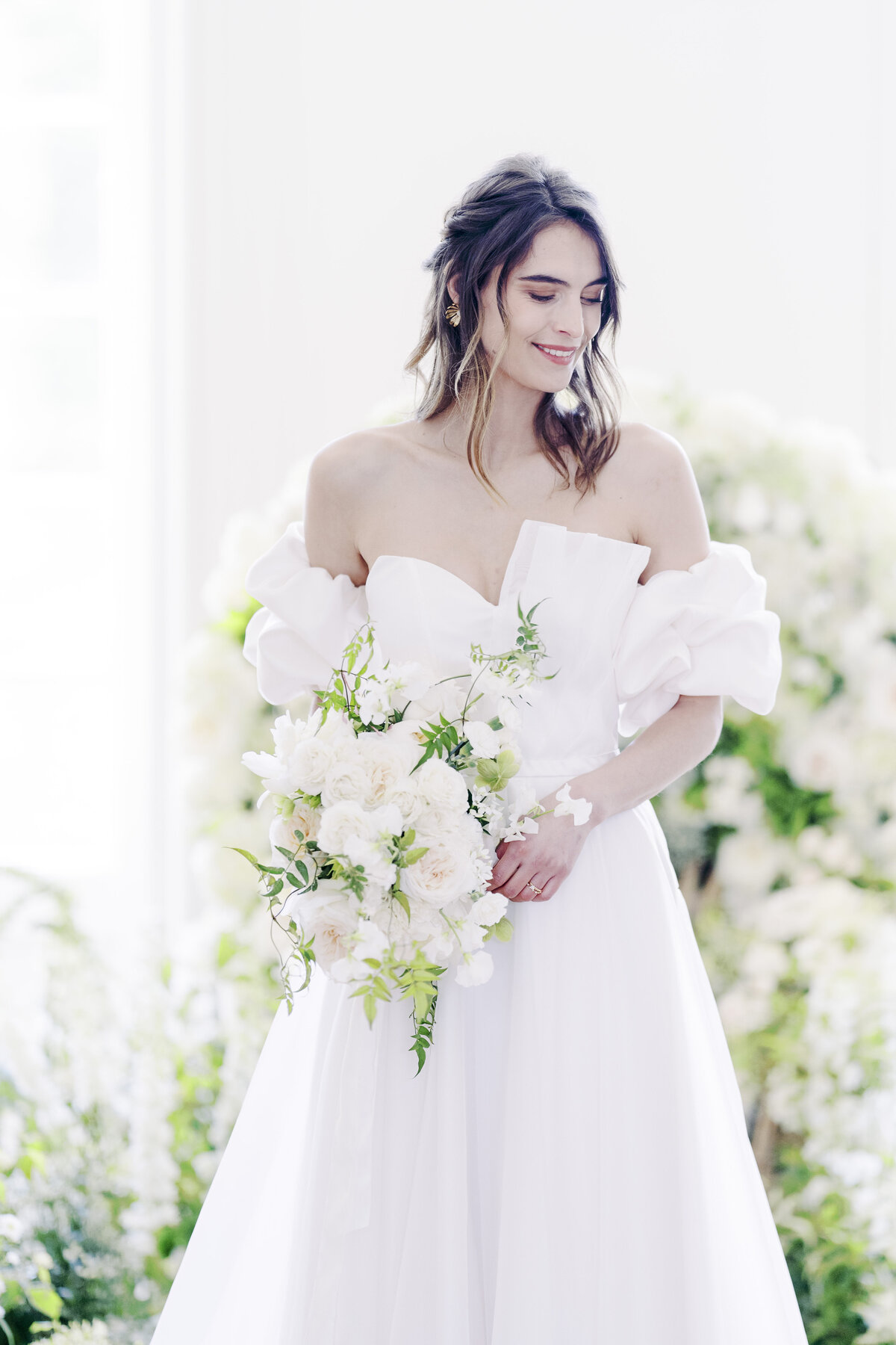 mariee-et-bouquet-de-fleurs-blanches