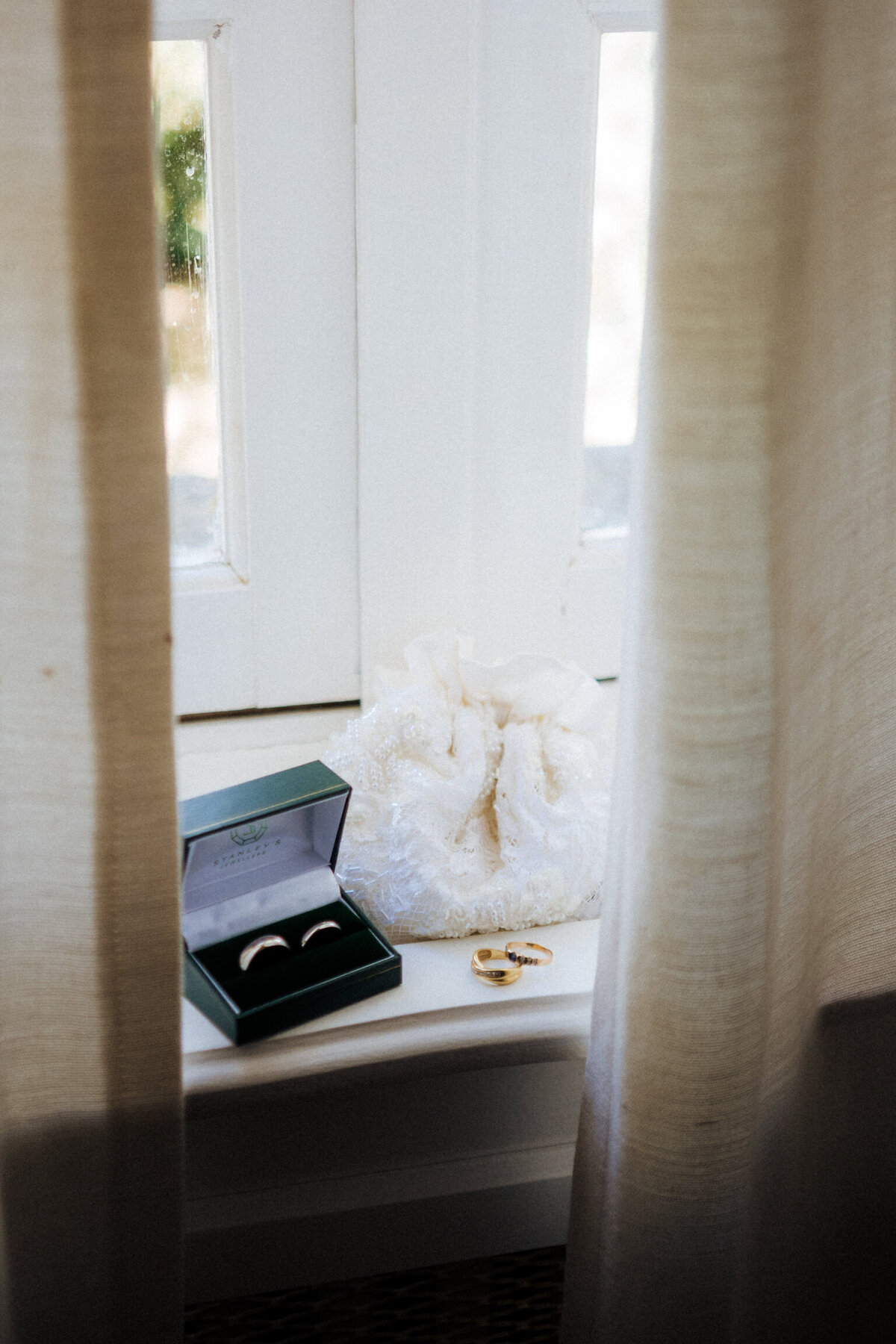 bride-getting-ready-chateau-du-puits-es-pratx10