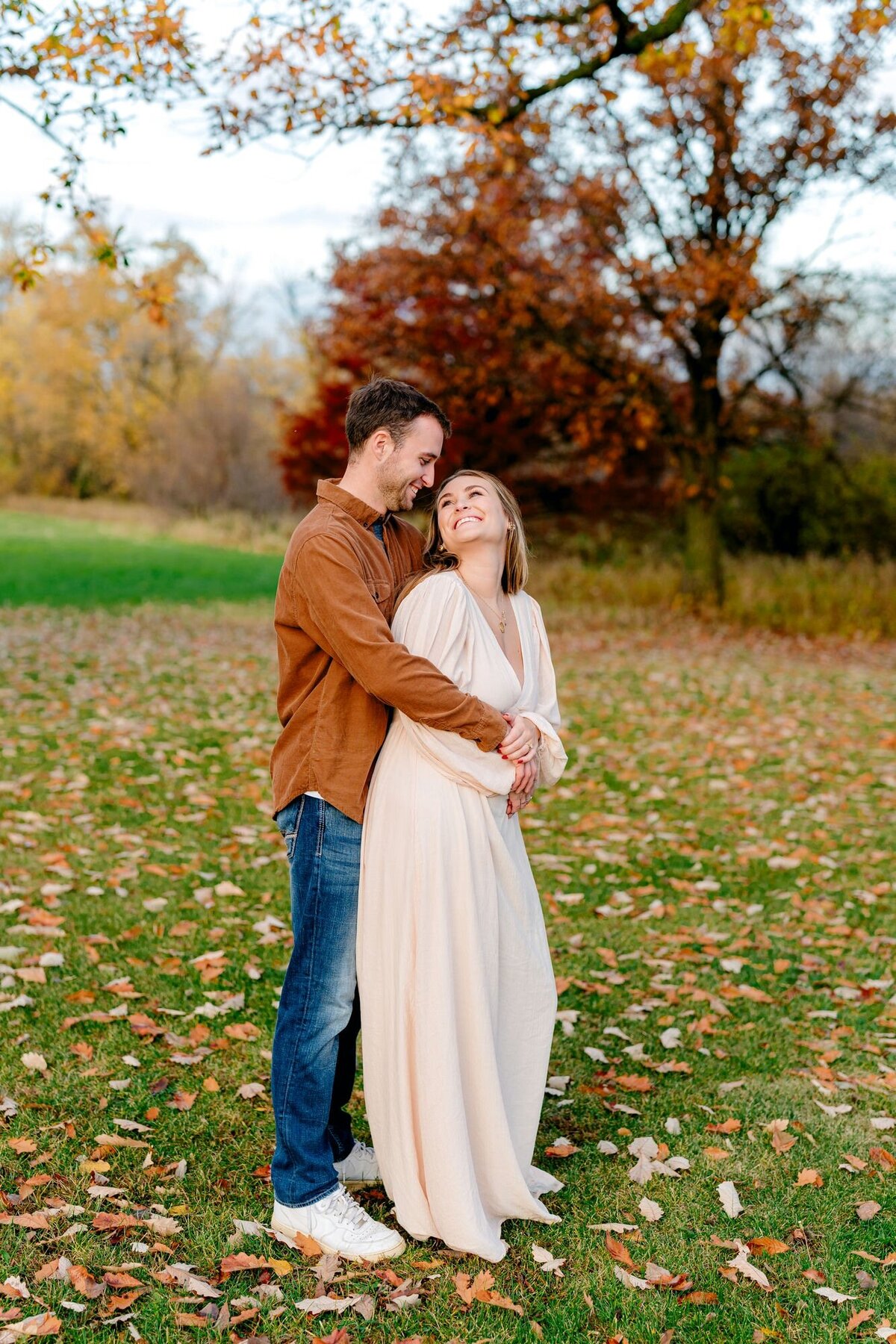 fall-couple-pose-engagement