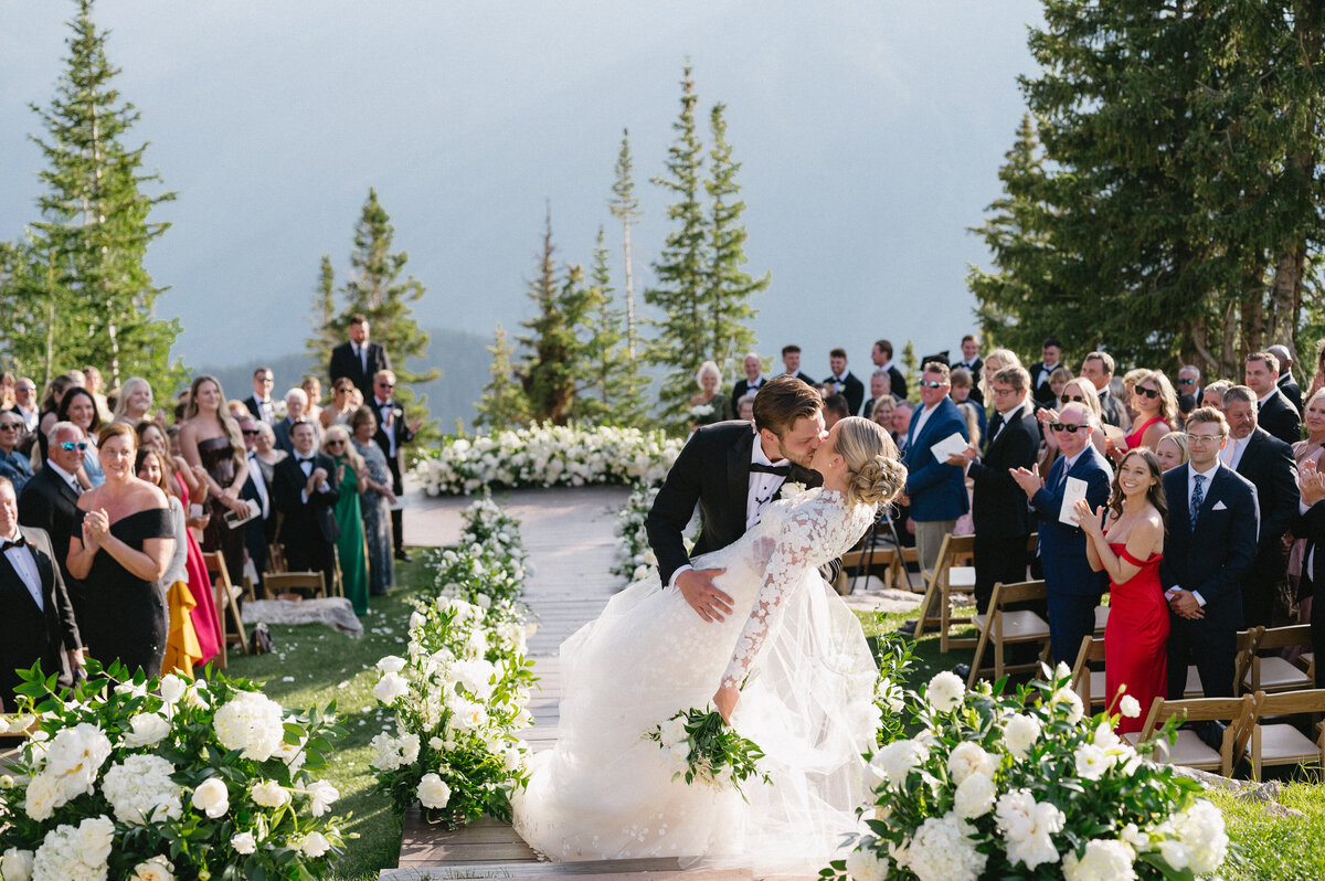 Calluna-Events-Aspen-Wedding-Deck-Kiss