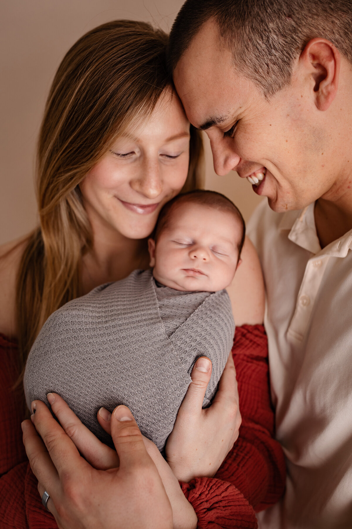 newborn session, baby wrap, grey wrap, mom and dad, dad smiling . sleeping baby, Newborn photographer in Alamogordo New Mexcio