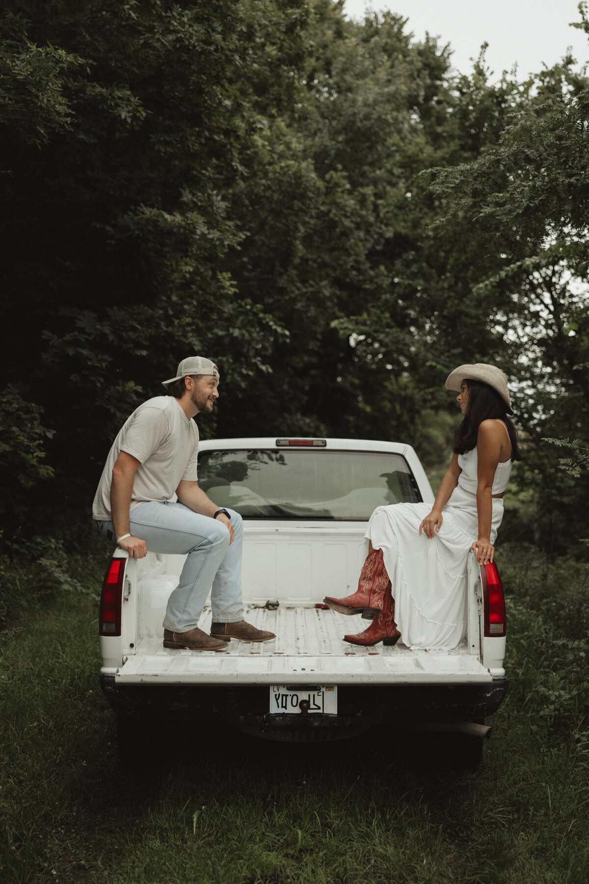 Wildflowercouplessessionwithtruck_emilyarwinephoto-65