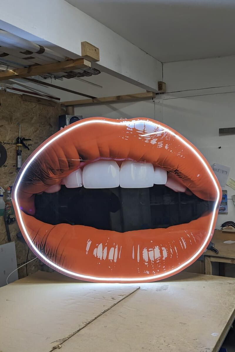 ellis-signs-digitally-printed-lips-led-neon-sign-newcastle-gateshead-north-east