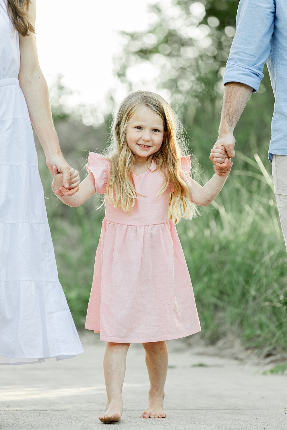 extended-family-session-muskegon-lake-michigan-beach-8.jpg8