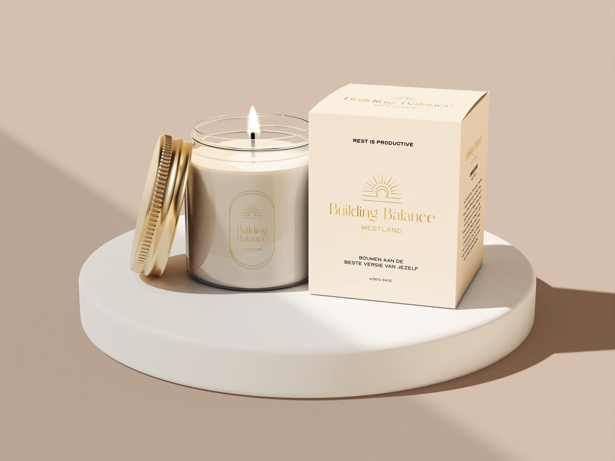 03_eye_level_candle_with_box_mockup