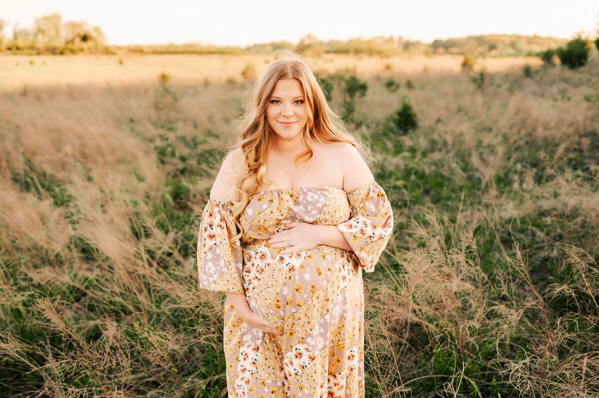 Branson MO maternity photographer The XO Photography captures pregnant mom in field smiling