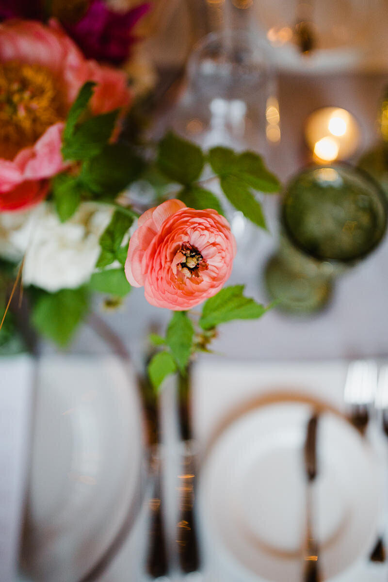 Magnifiques détails d'une table de réception de mariage avec des fleurs de couleur pêche. 