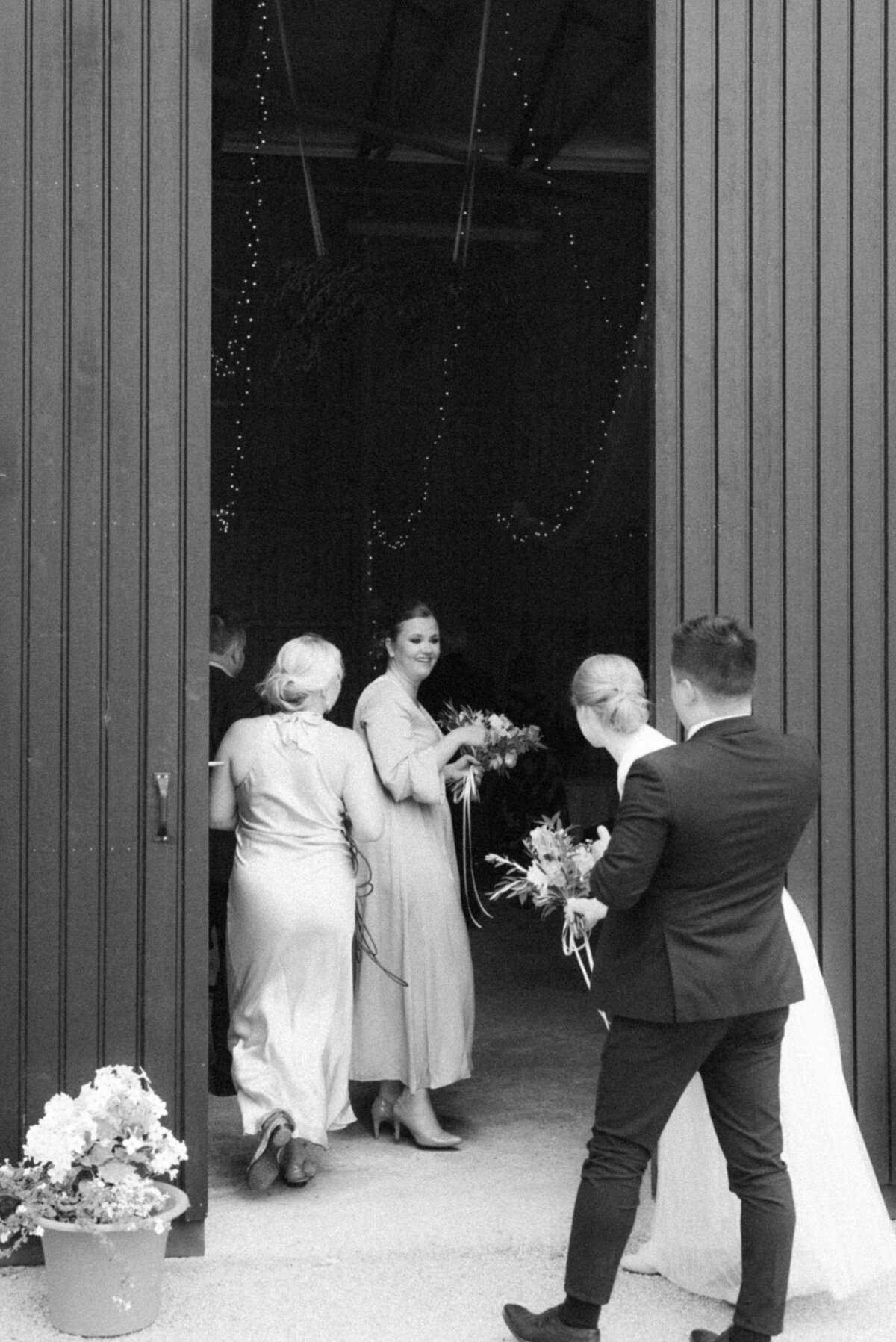 Guests in front of the wedding venue photographed by wedding photographer Hannika Gabrielsson