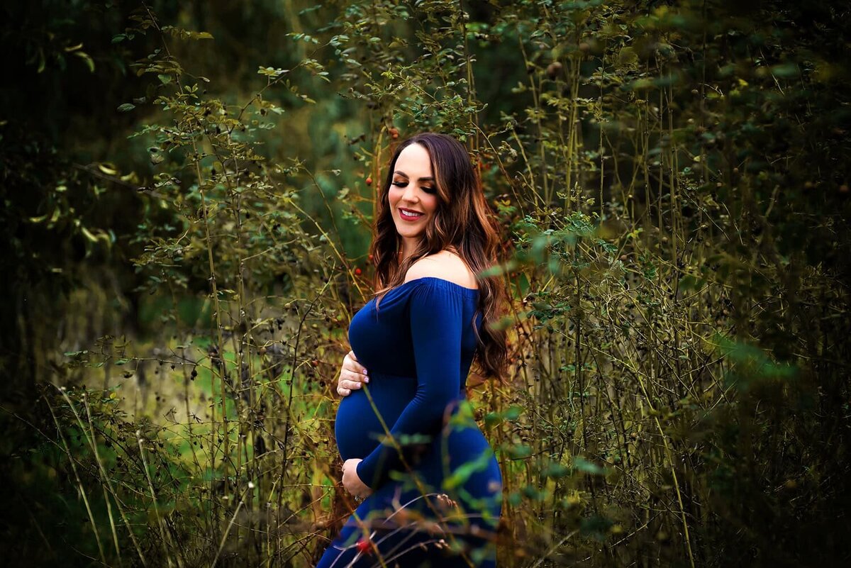outdoor-maternity-photography_vancouver-fraser-valley_jericho-beach-park-expectant-mom-blue-dress