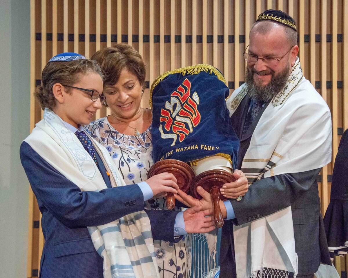 Maria-McCarthy-Photography-Bar-Mitzvah-presenting-Torah