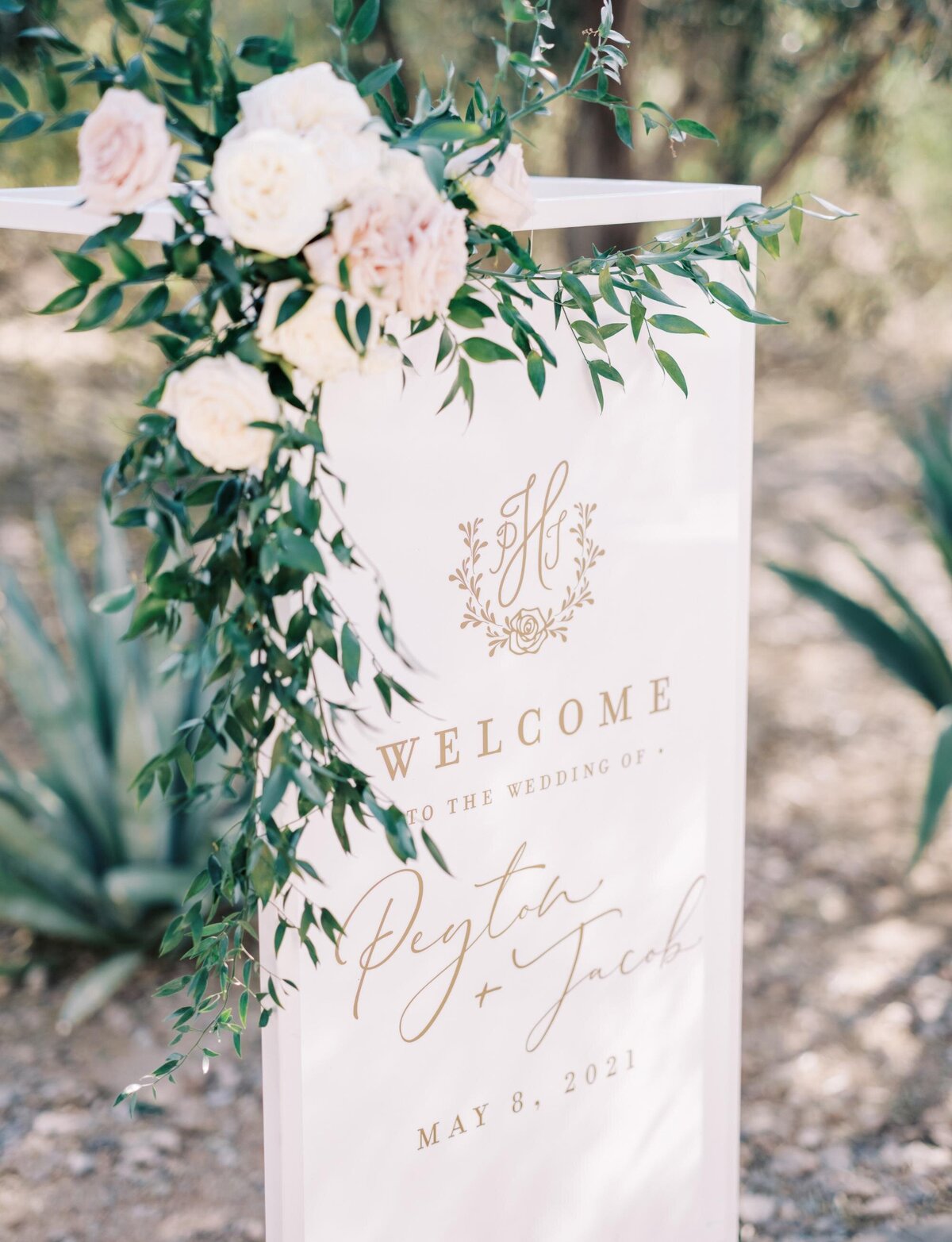 acrylic-gold-wedding-welcome-sign