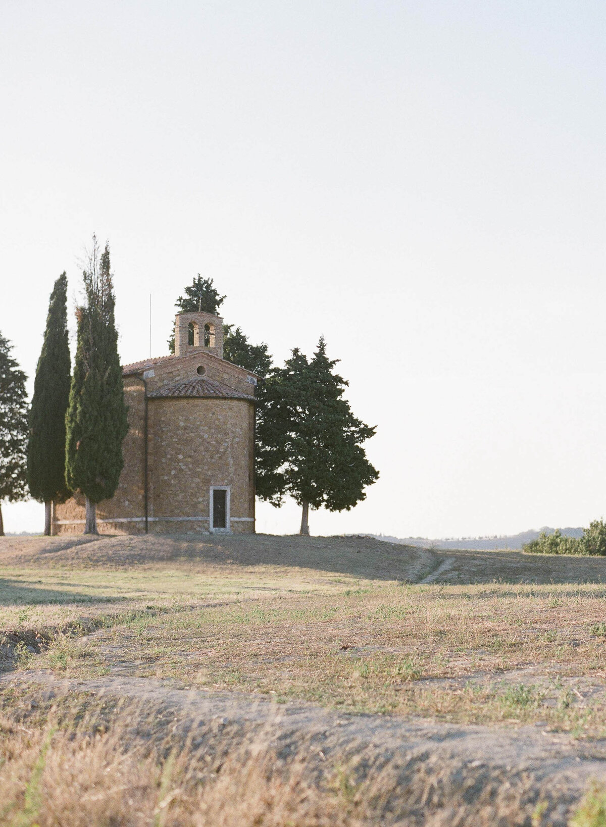 2-Alexandra-Vonk-photography-engagement-session-Tuscany-Chapel-Vitaleta-Val-d'orcia