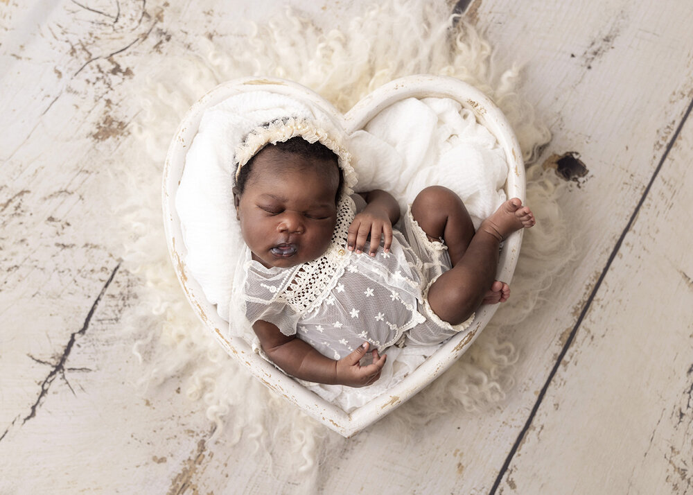 NEWBORN_BABYGIRL_VINTAGELACEBABYOUTFITHEADBANDINAHEARTBOWLWHITECREAM