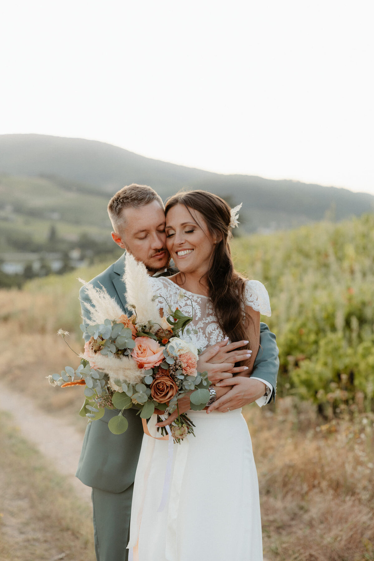 Prisylia-et-Guillaume-couple-mariage-vignes-beaujolais4