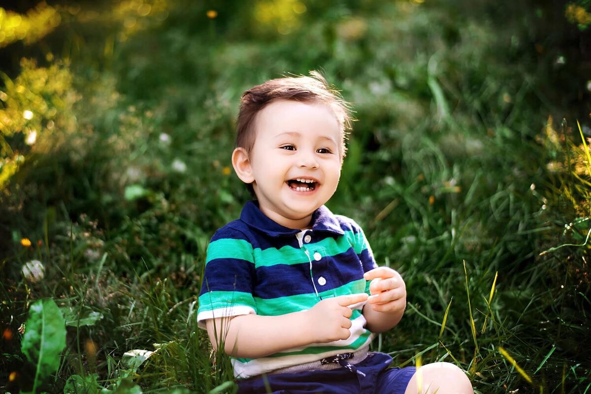 outdoor-family-photography_vancouver-fraser-valley_queen-elizabeth-park_laughing-baby-boy