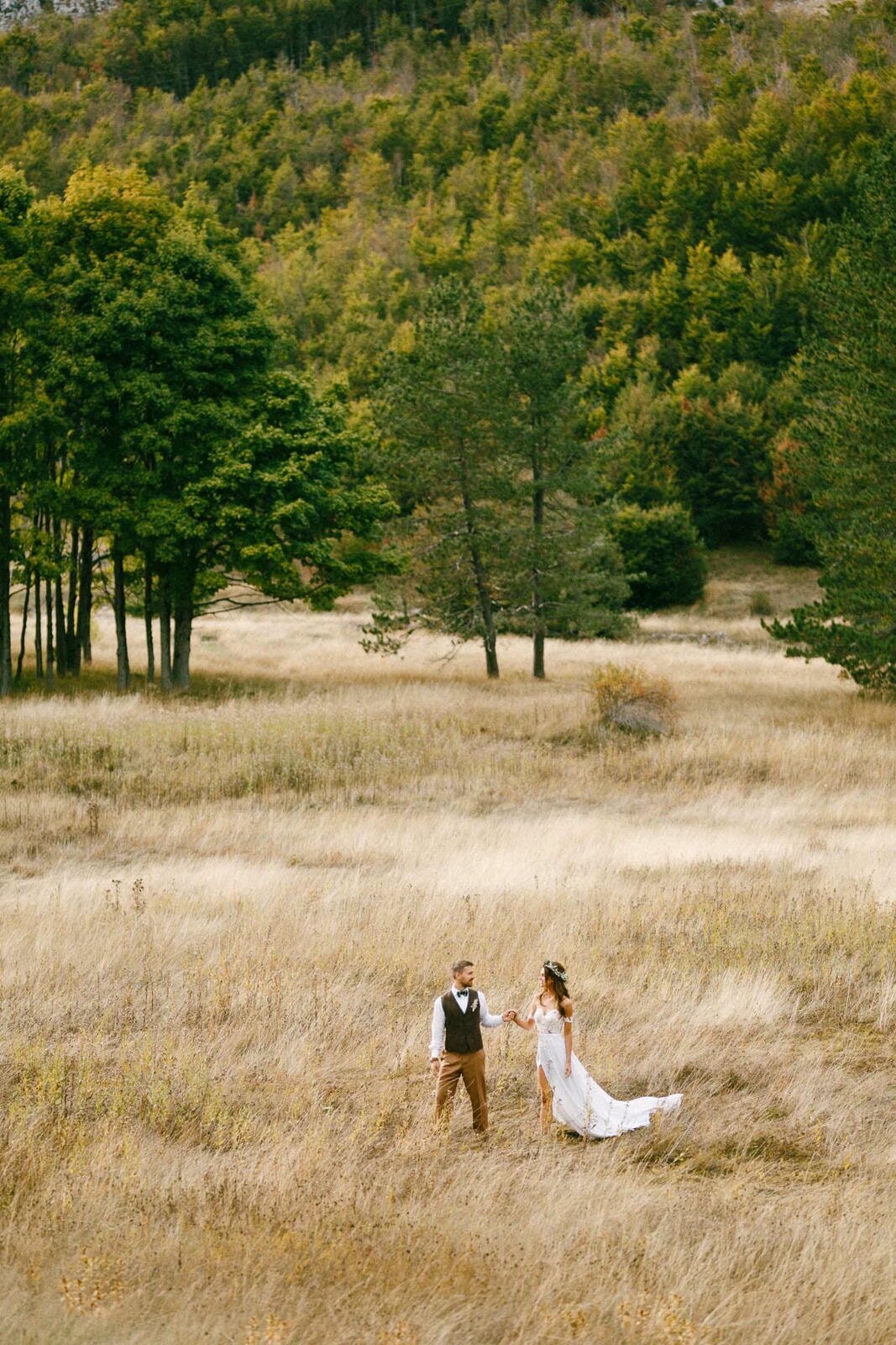 E8-Engagement-Photoshoot-In-the-mountains-with-horses-Ruslan-and-Kristina-2017-09-24-2500px-1038
