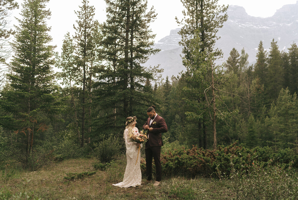 banff-elopement-wedding-photographer-lake-louise-alberta-taylor-dawning-photography-40