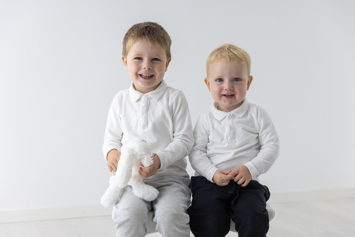 Søskenfoto av to brødre, fotografert i Studio Landmark