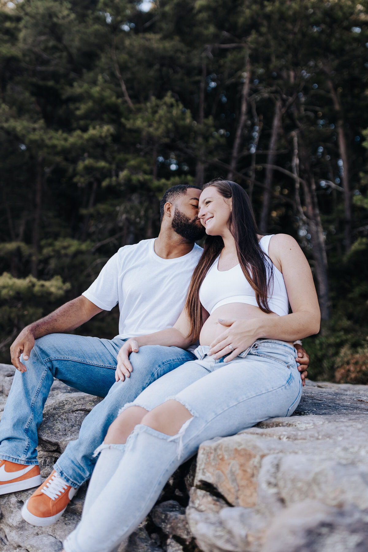 Nashville newborn photographer captures couple kissing during maternity photos