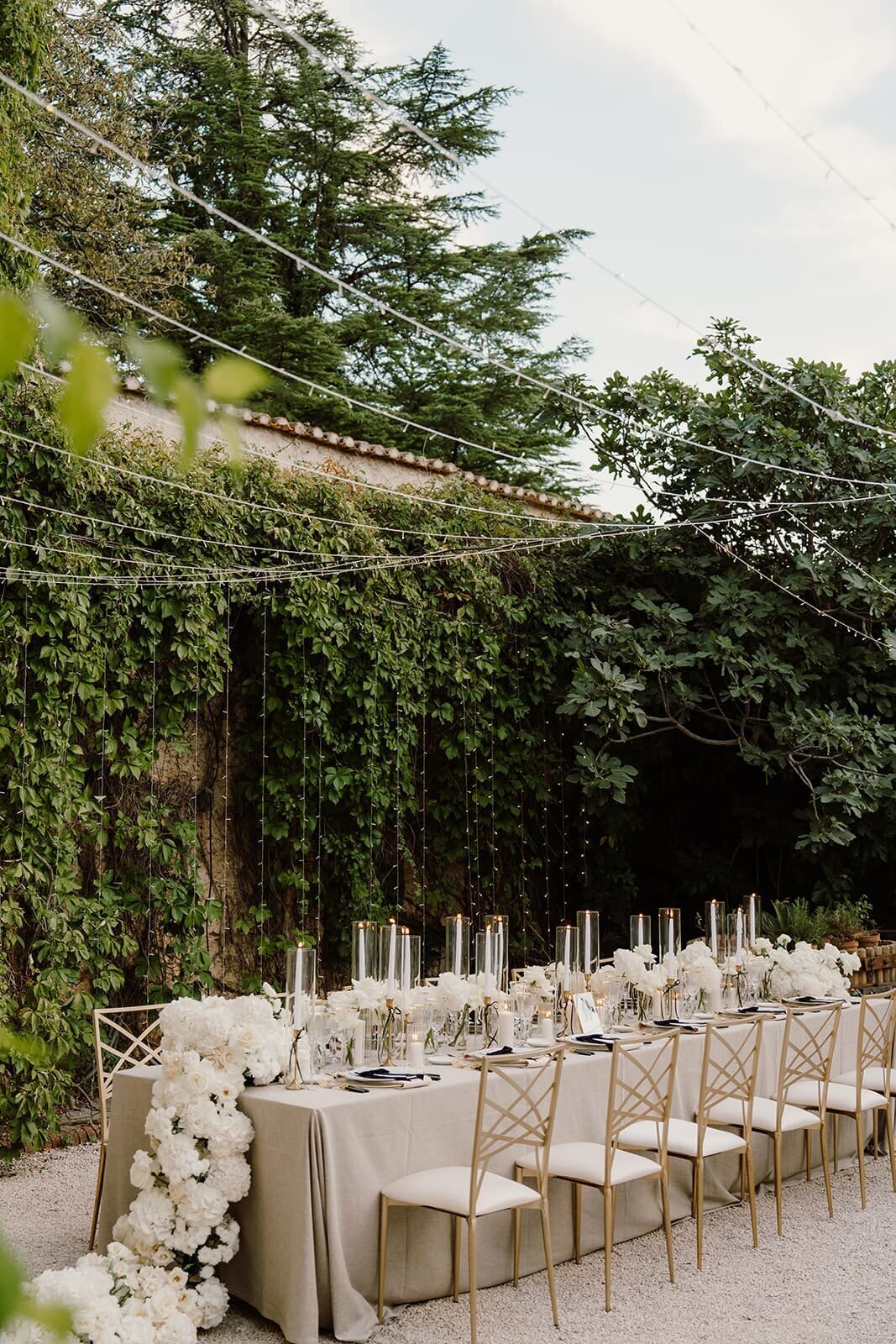 Wedding-top-table-flowing-flowers