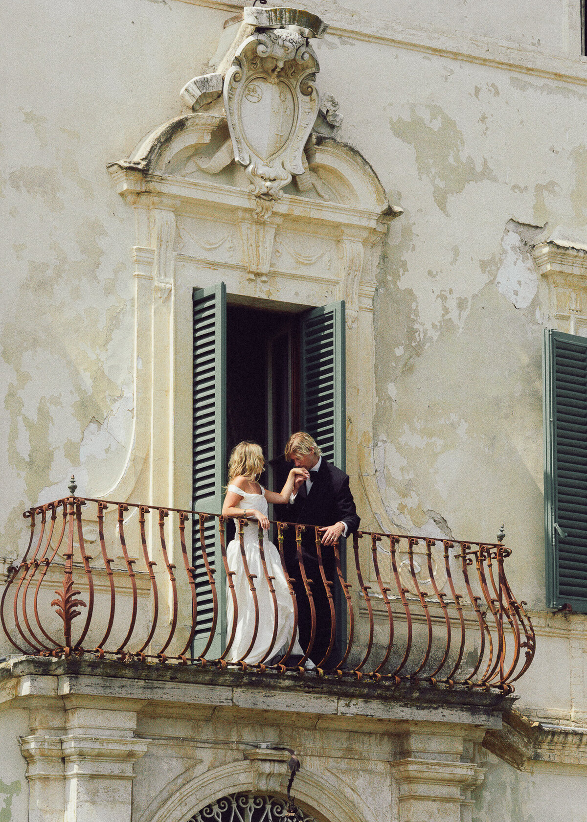 8. film-wedding-photographer-villa-di-geggiano-134