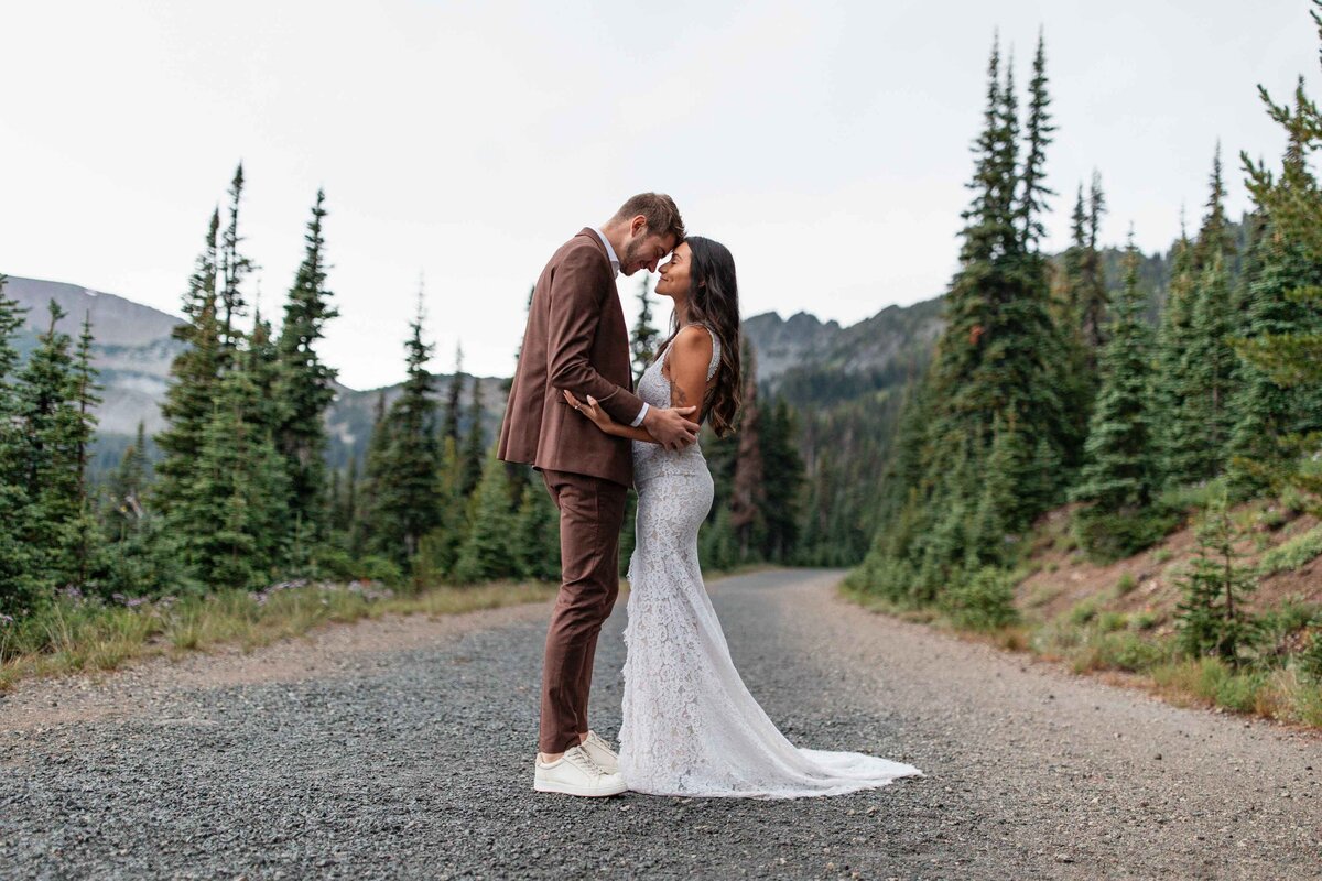 mount-rainier-elopement-sunrise-visitor-center-washington-17