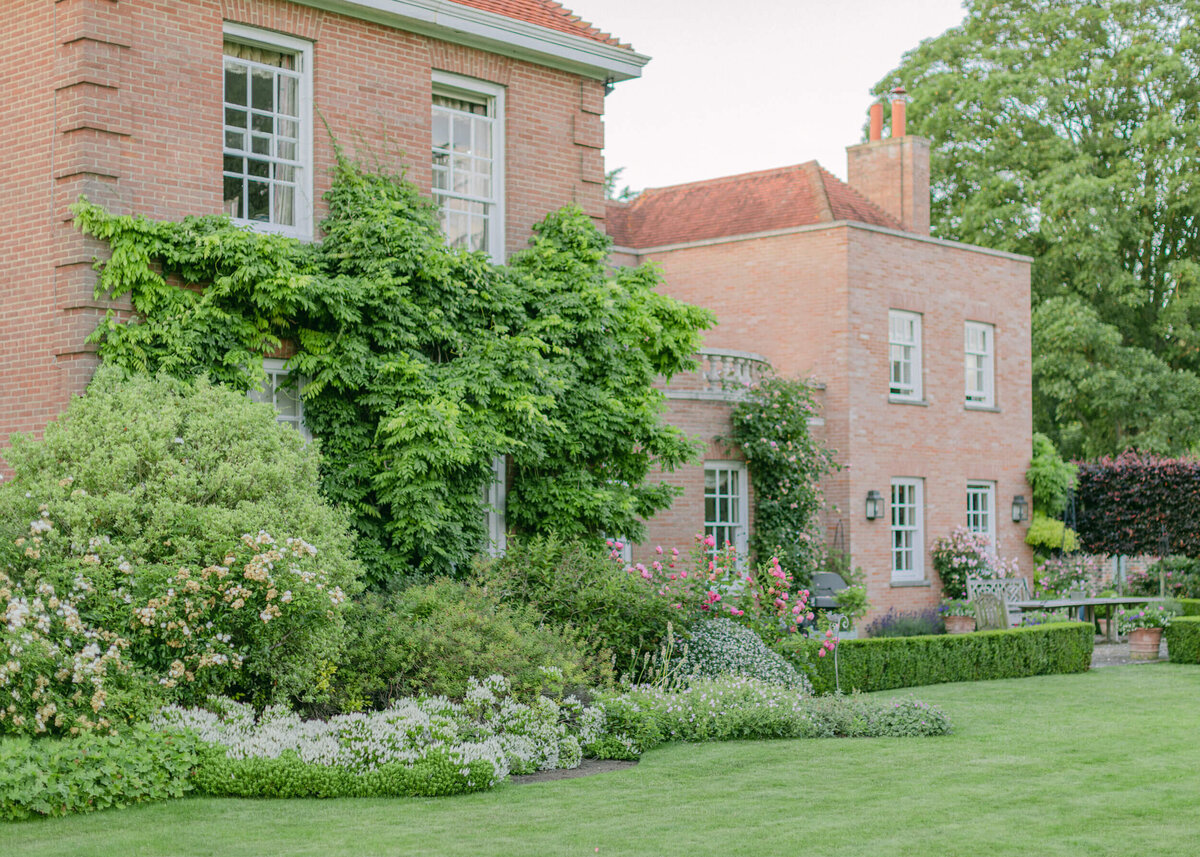 chloe-winstanley-weddings-english-country-house-flowers