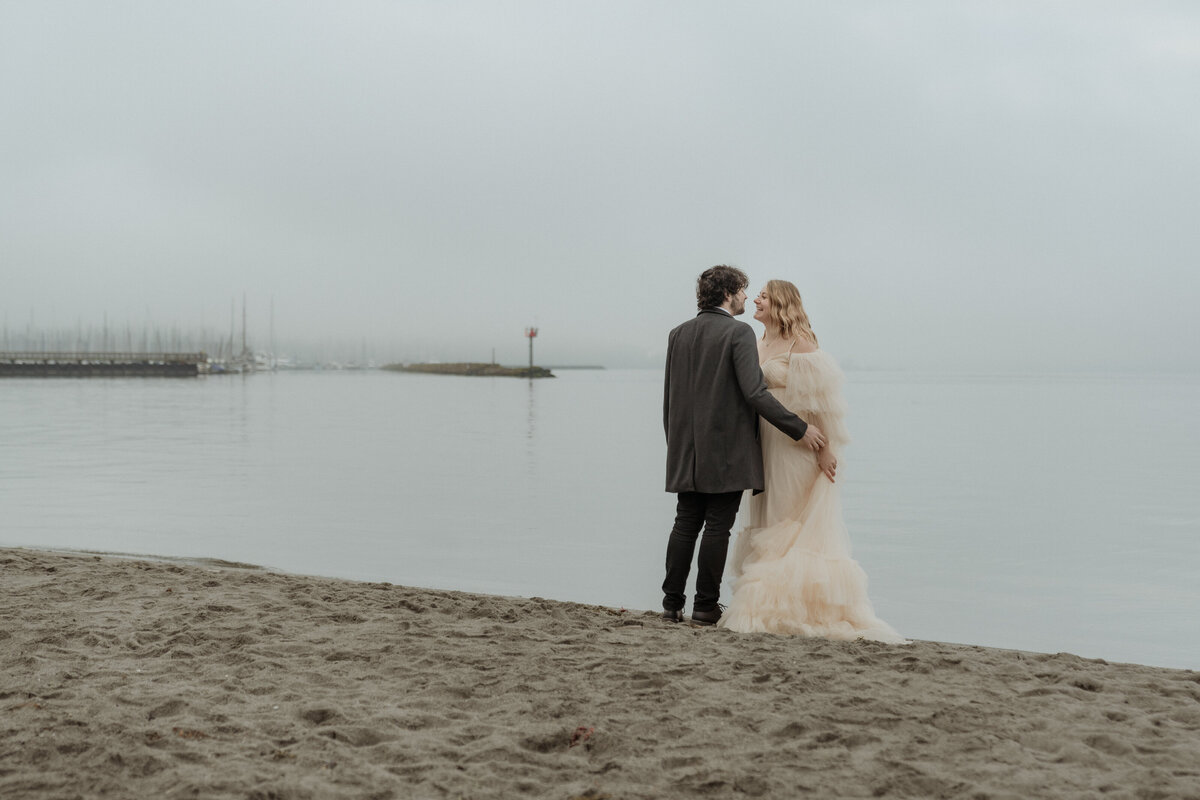 Lozz-Vic-Golden-Gardens-Park-in-Seattle-Anniversary-Session-Amy-Law-Photography-13