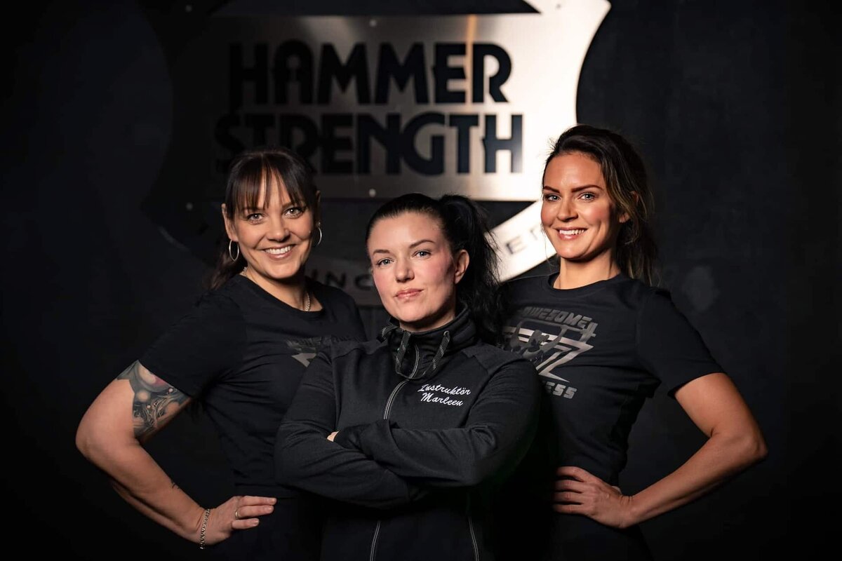 Företagsporträtt av personliga tränare i ett gym.