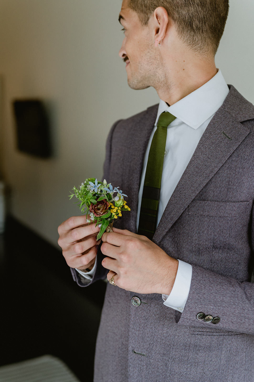 groom-wildflower-boutonniere-getting-ready-details