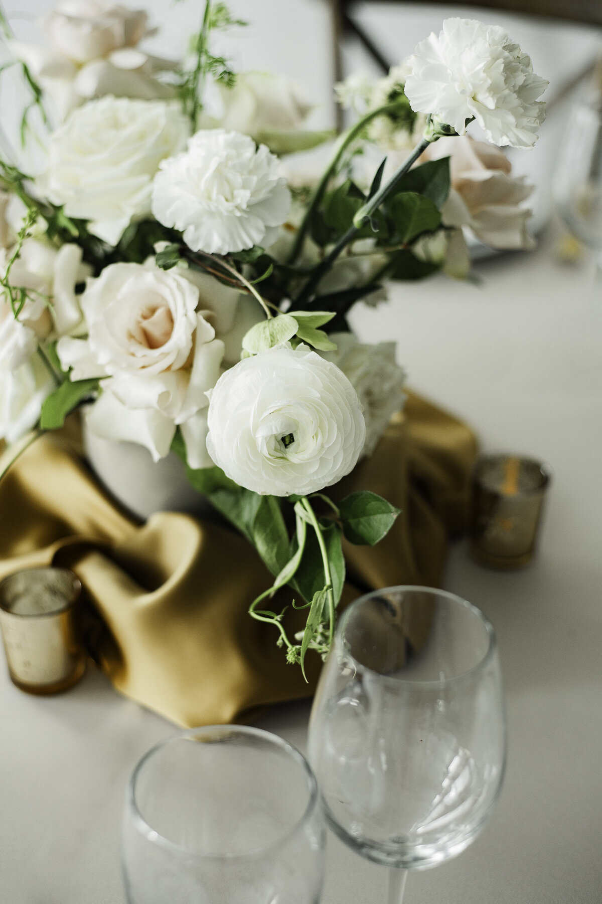 Floral table arrangement