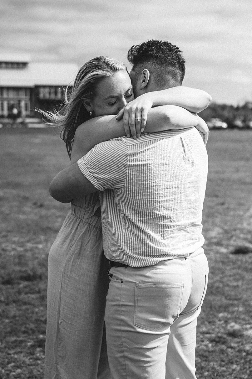 wedding-proposal-engagement-kontokosta-winery-greenport-newyork-miraparkphotography-18-bw