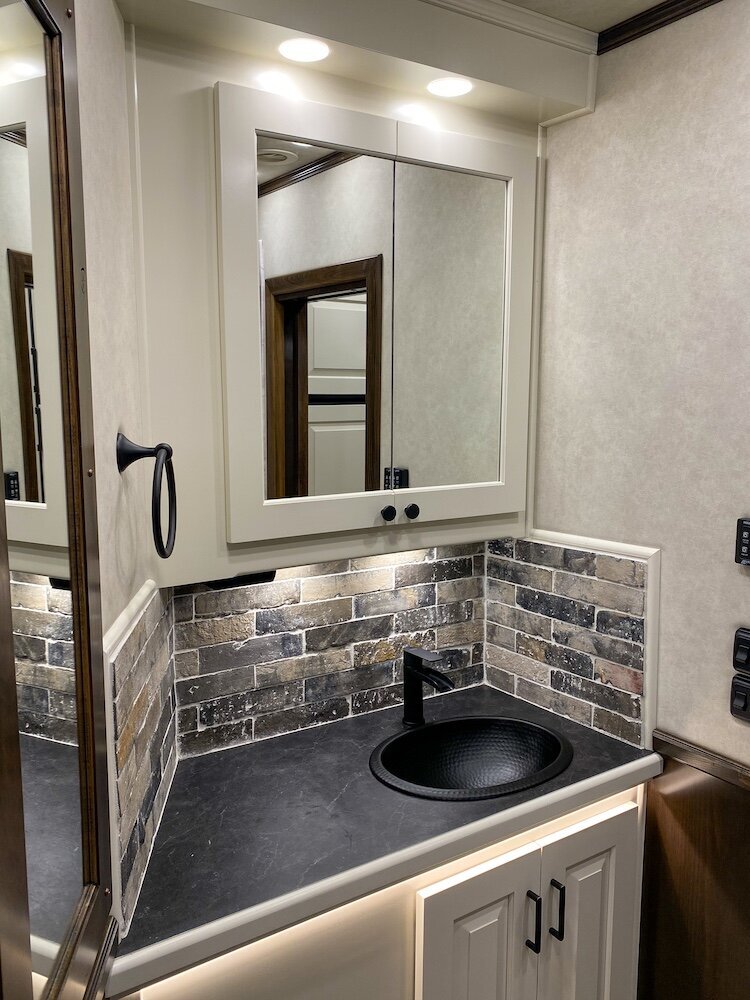 luxury-living-quarter-horse-trailers-trail-boss-conversions-bathrooms-11