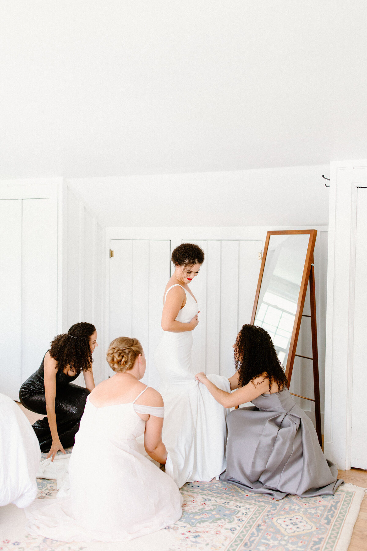 bride-getting-ready-with-bridemaids