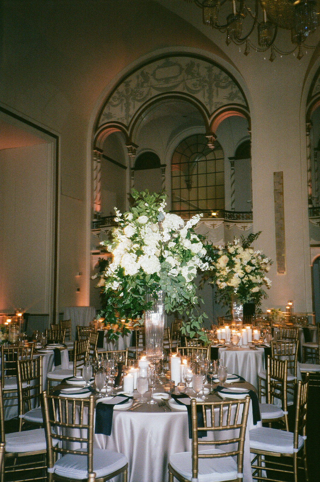 timeless-winter-wedding-reception-at-boston-park-plaza