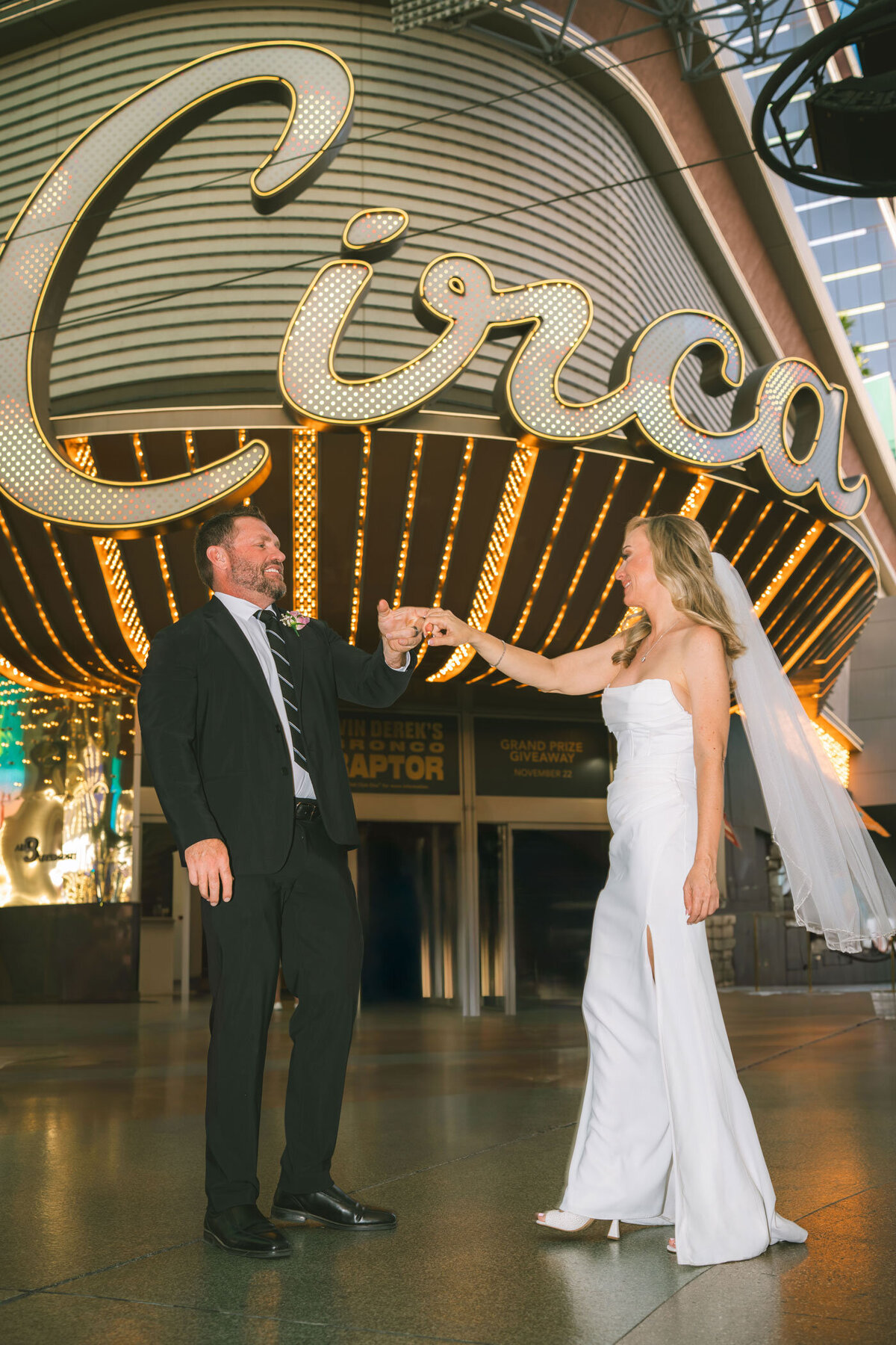 fremont-street-elopement-10-Rs