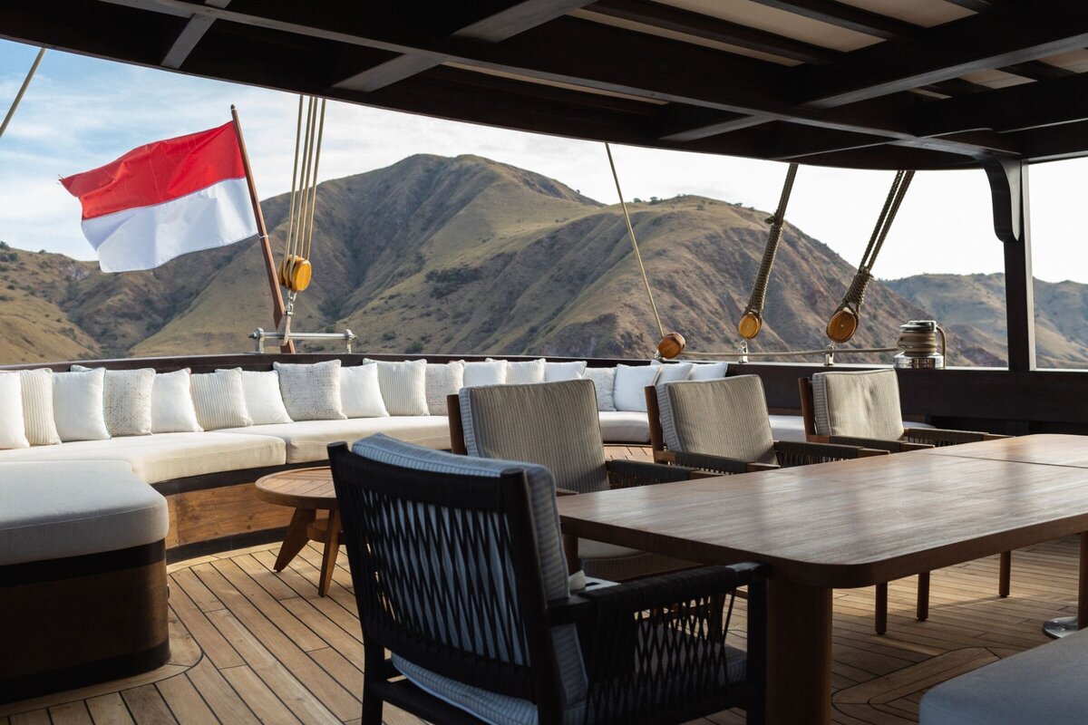 Vela Luxury Yacht Charter Indonesia Main Deck - Exteriors (5 of 20) - IMG_7748