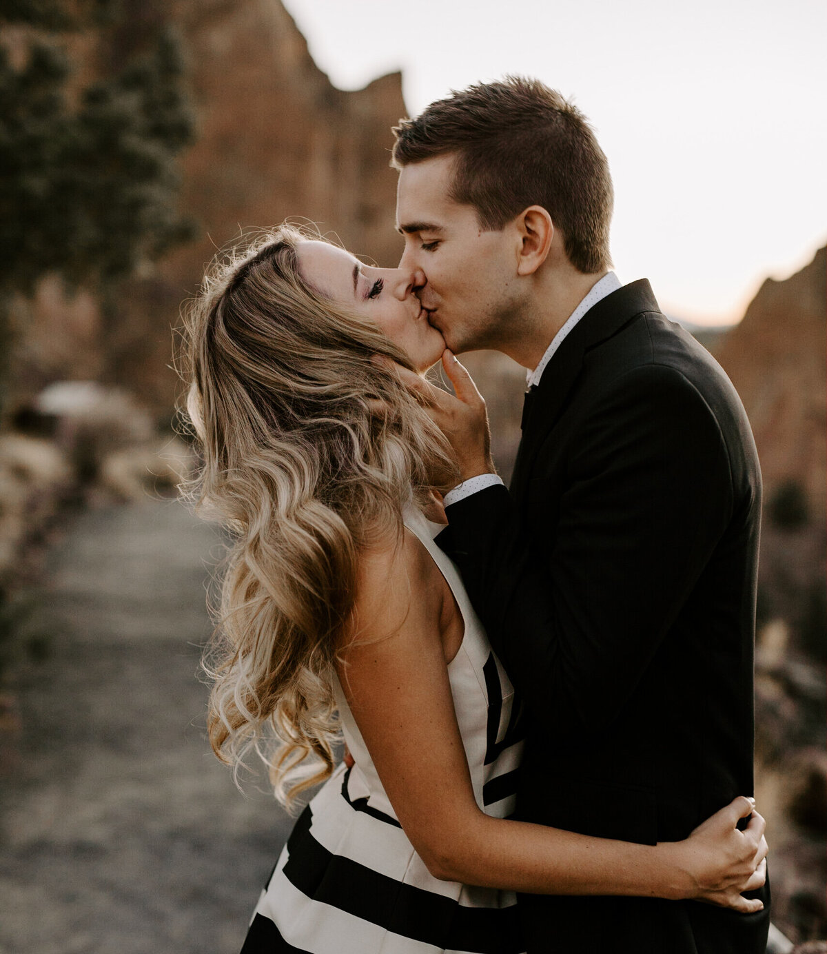 Couple hugging and kissing during smith rock photoshoot