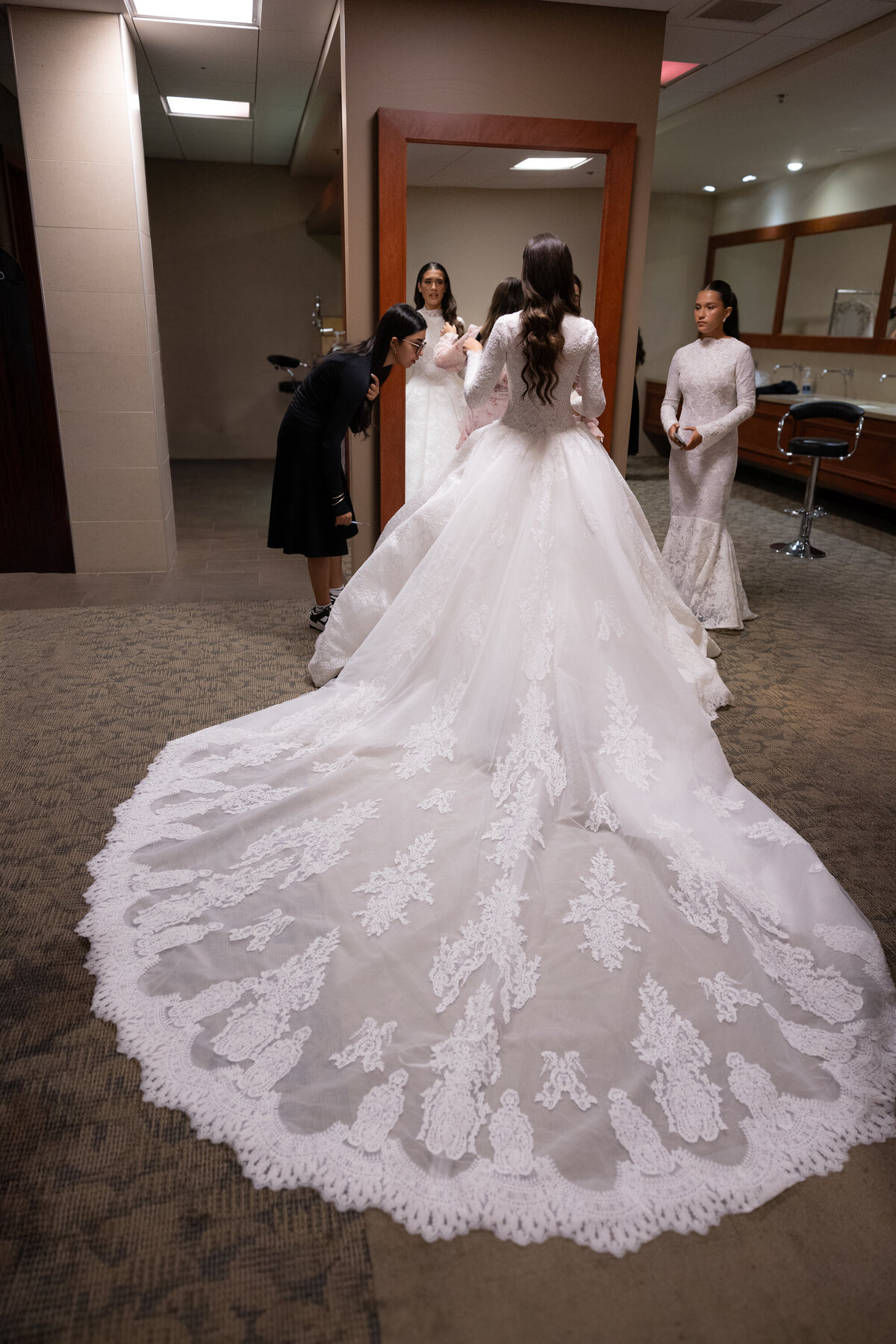 Robe de dentelle lors de la préparation de la mariée avant la cérémonie
