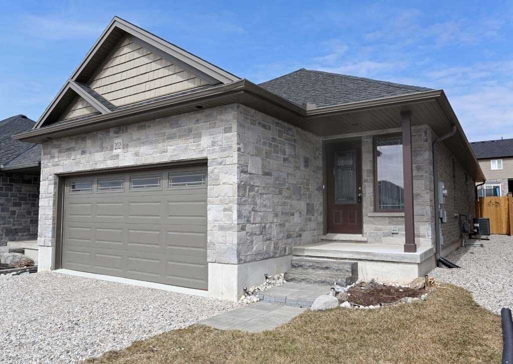 202 Wedgewood Dr Woodstock ontario 2