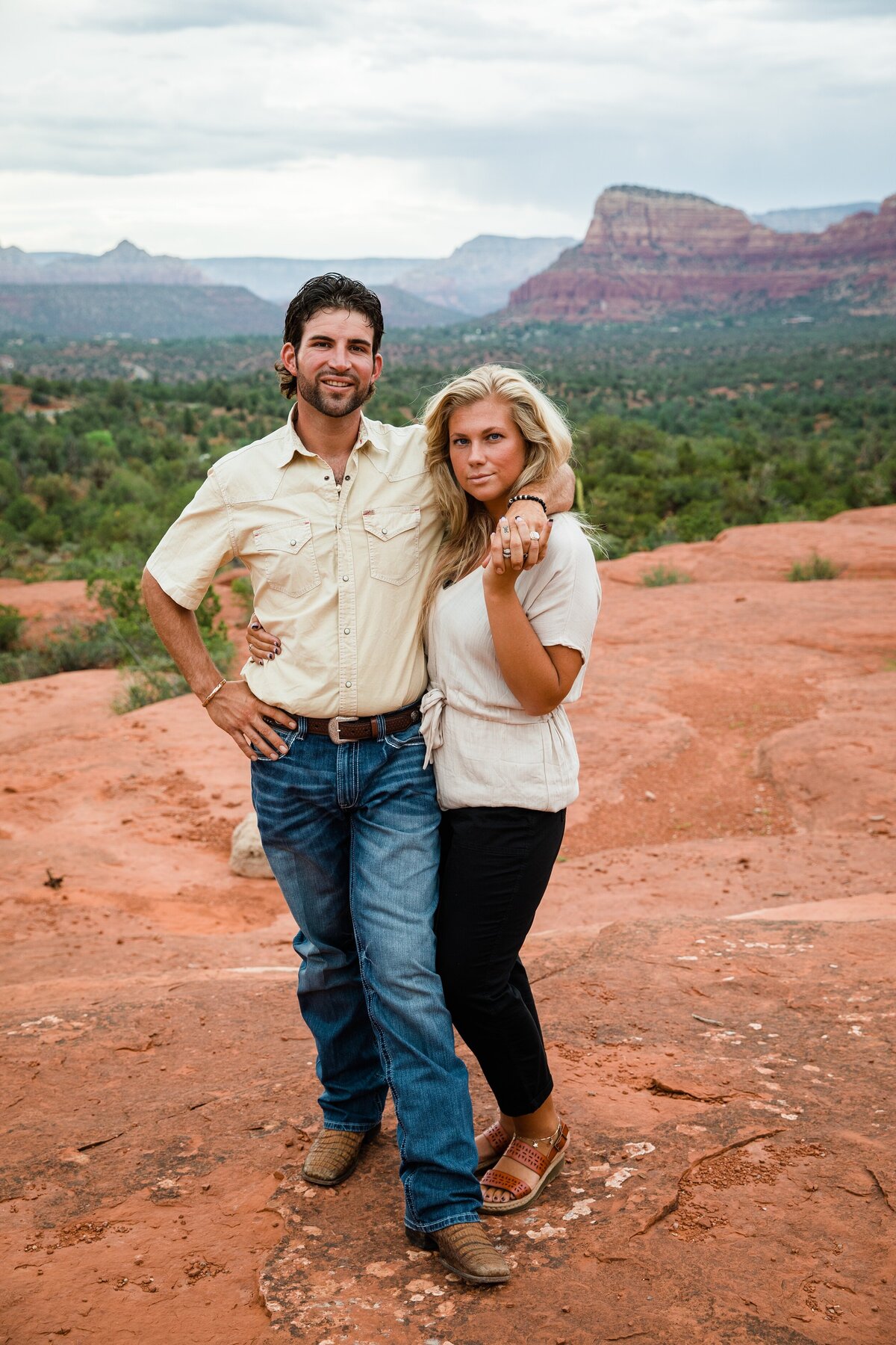 Bell_Rock_Sedona_AZ_Danielle_Holman_Couples_Photography__0007