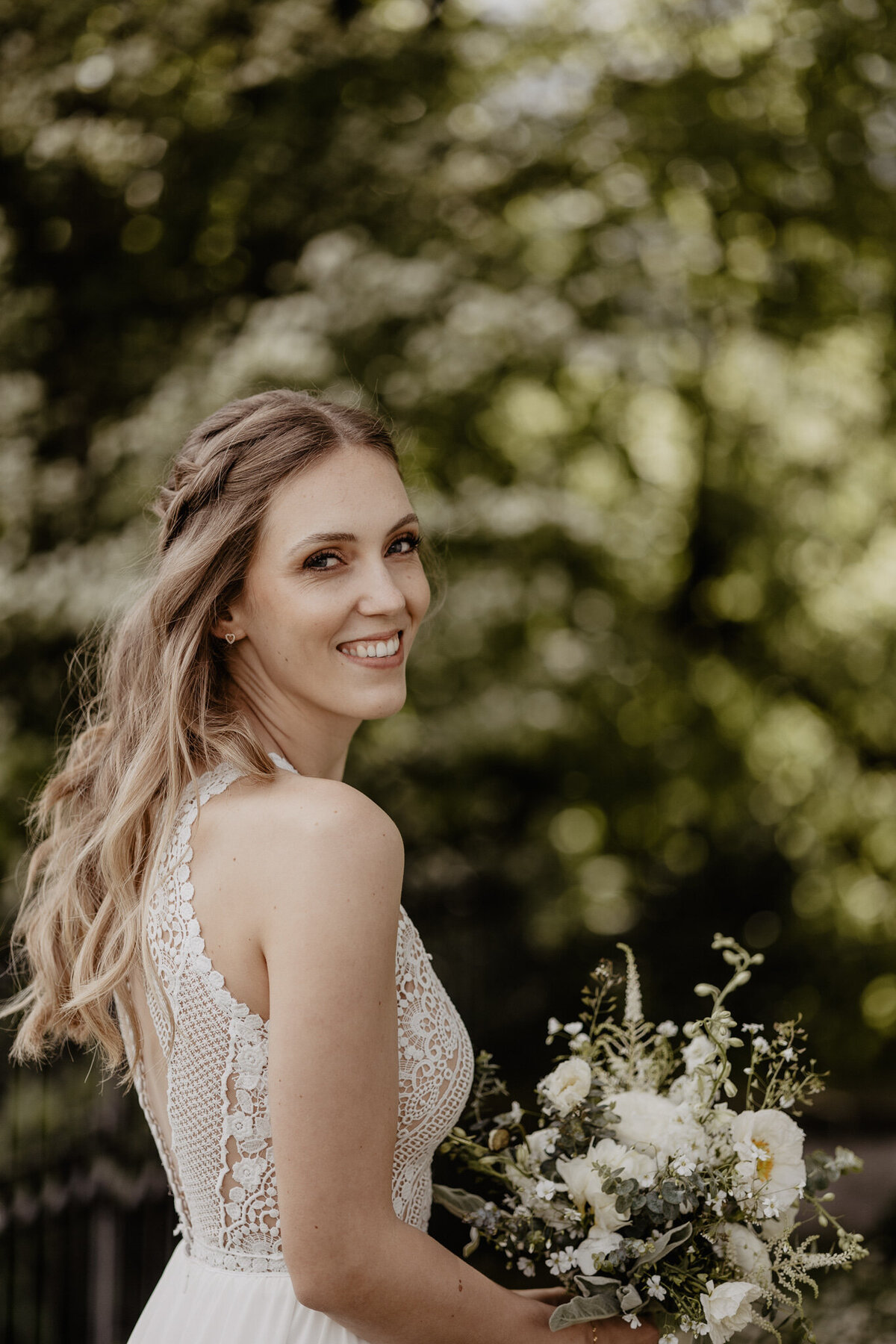 Sarah Schöb_Makeup_Artist_Schweiz_Styling_Ostschweiz_Hochzeitsmakeup_Hochzeitsfrisur_Mobile_Visagistin_modernes_Styling21_2048px