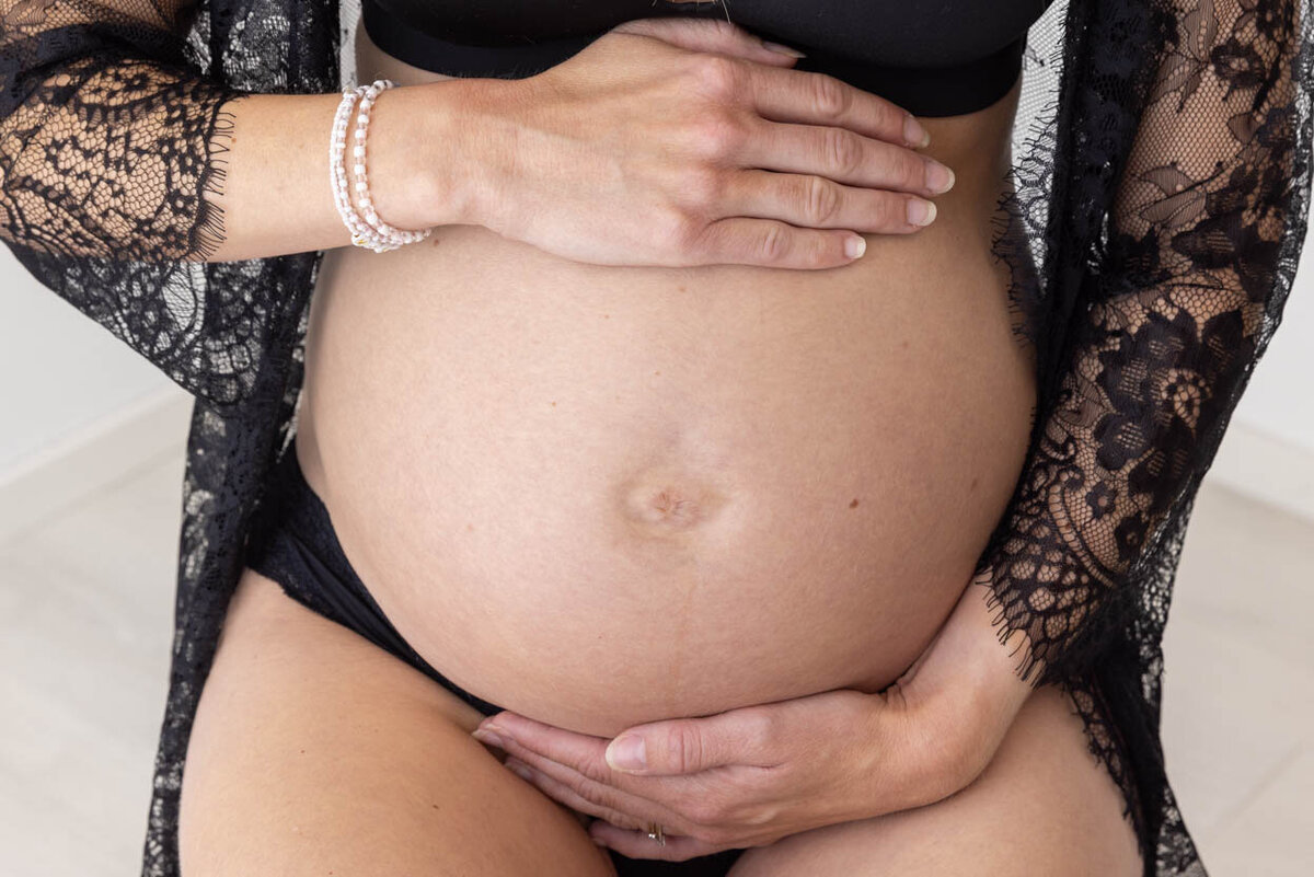 Detaljfoto av gravid mage fotografert av Fotograf Linn Landmark i Bergen